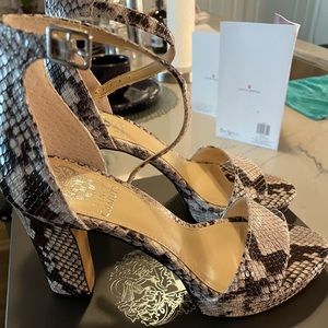 Vince Camuto VC-Sathina black and white gloss python. Size 6.5